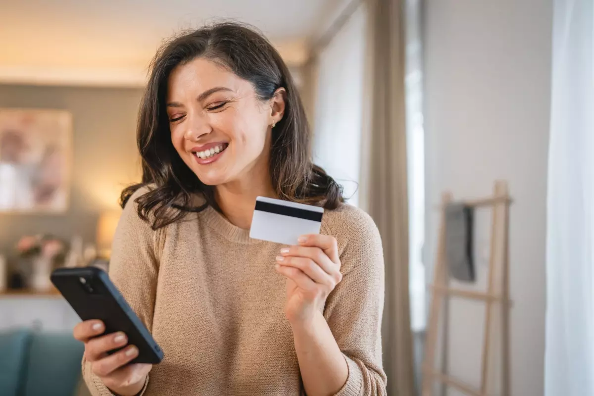 woman holding a credit card