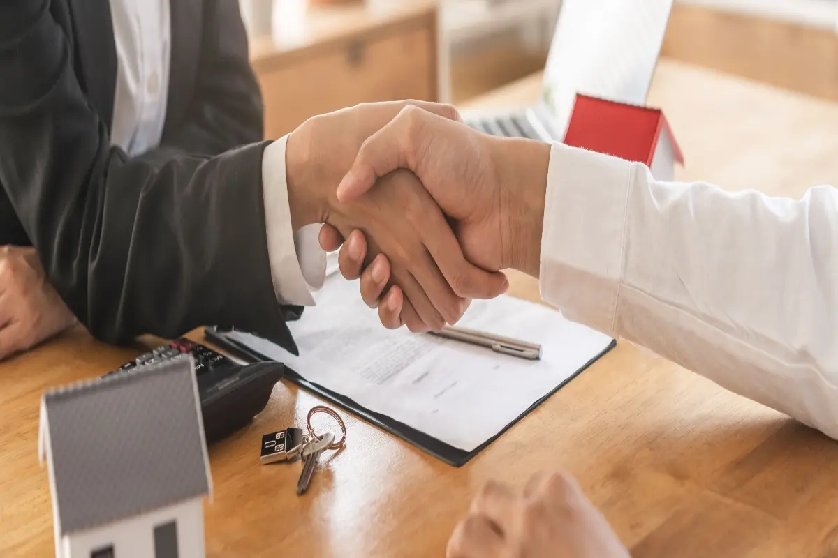 real estate agreement, shaking hands